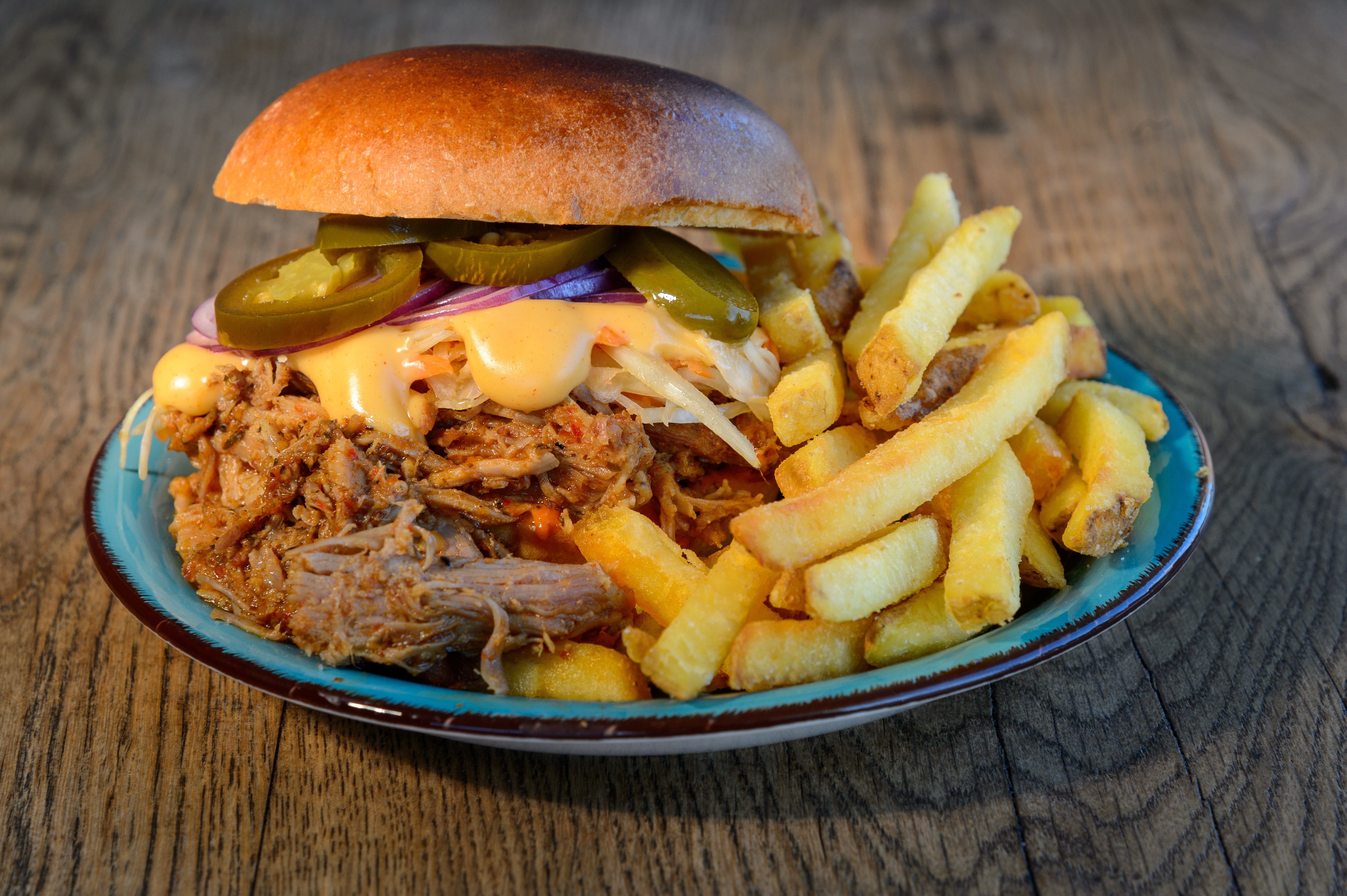 H7 Pulled Pork Burger mit Pommes