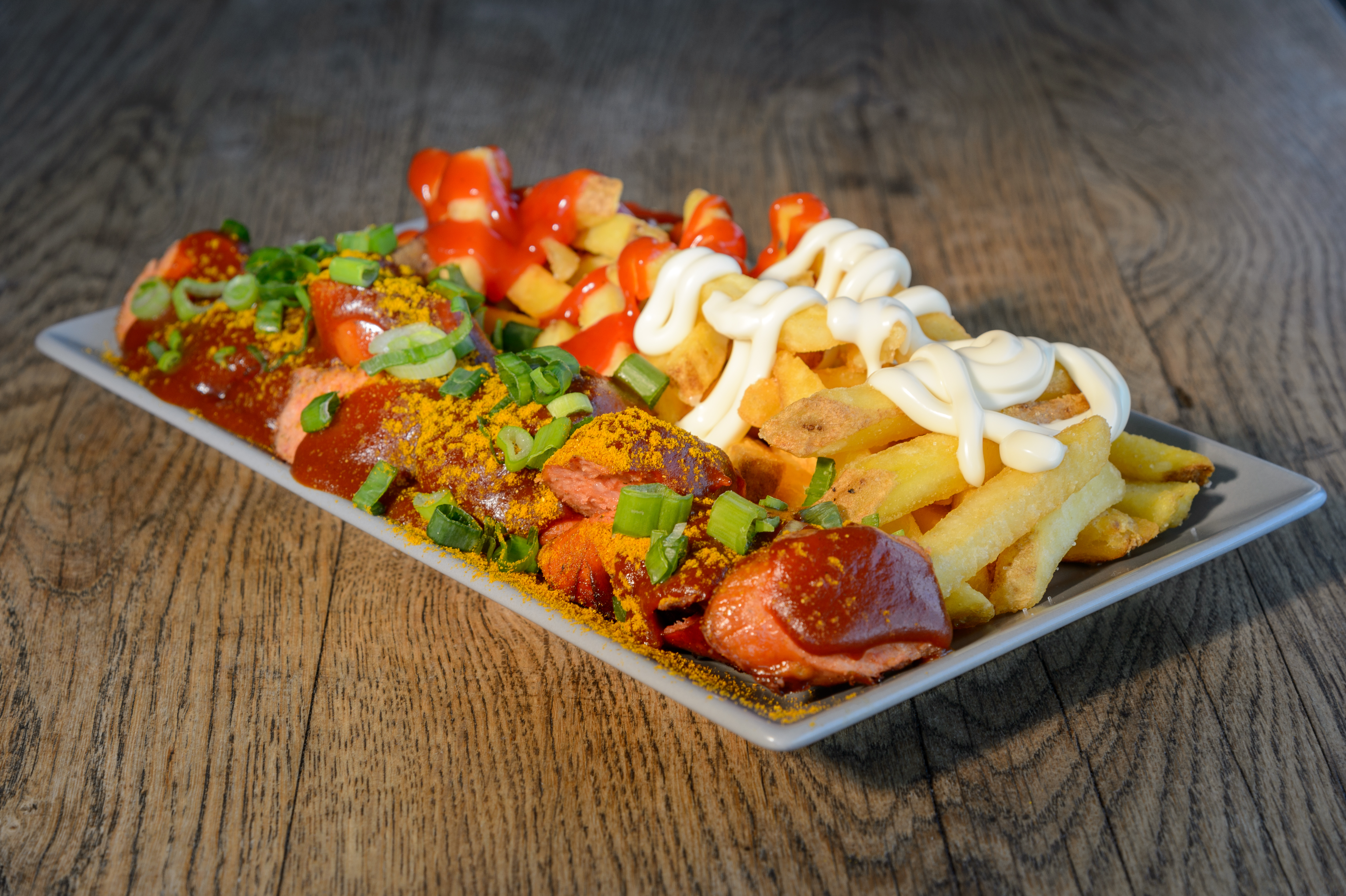H7 Signature-Platter mit Currywurst und Pommes