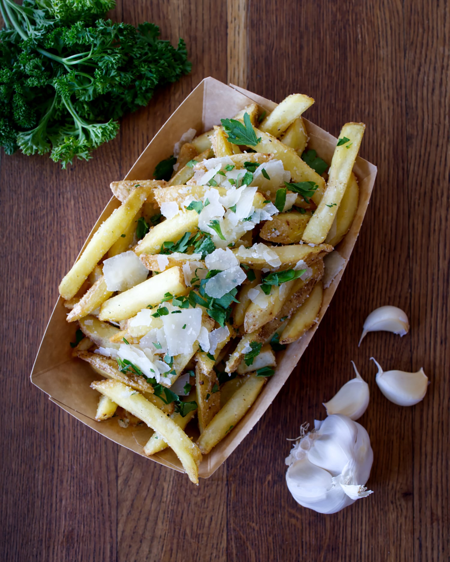 Pommes Bowl mit Parmesan und frischen Kräutern
