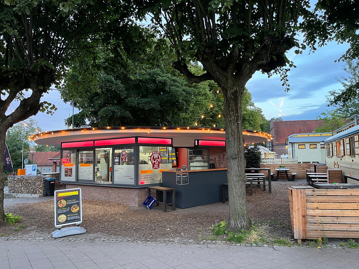 H7 Bistro am Holstentor bei Abenddämmerung