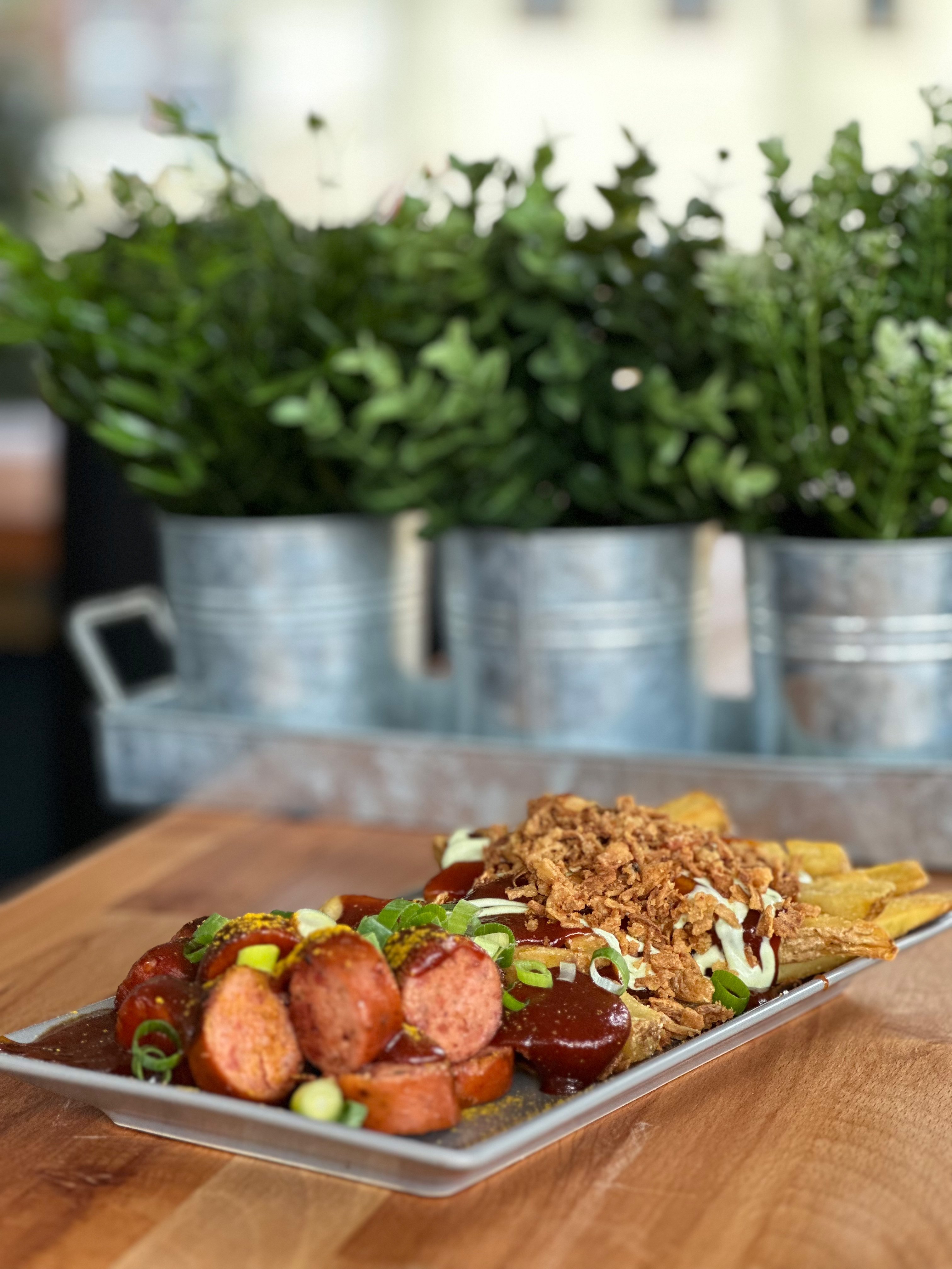 H7 Currywurst mit Pommes und frischen Kräutern